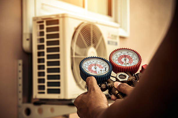 Professional Hvac technician working in Dufur, OR